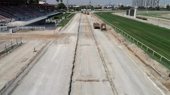 Adana ve Şanlıurfa Hipodromları yarış kum pistleri yenilendi