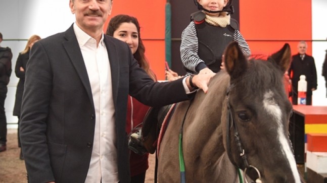 Bahçelievler Belediye Başkanı Dr. Hakan Bahadır’dan At’la Terapi Merkezi’ne ziyaret