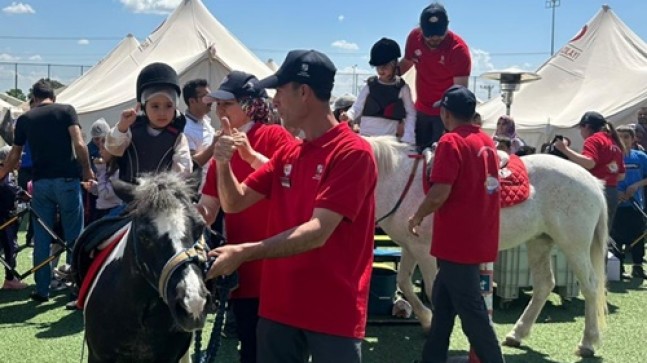 TJK Bayramda depremzede çocukları kucakladı