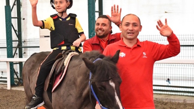 Özel çocuklarımız Veliefendi Hipodromu’nda ağırlandı